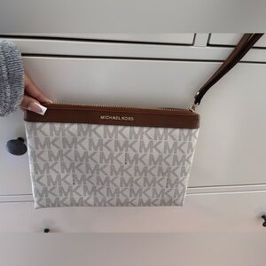 michael kors hand bag!